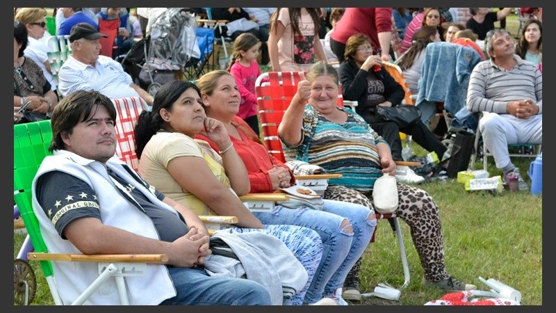 La gente aprovechó el hermoso día para instalarse con reposeras en el predio del ferrocarril.