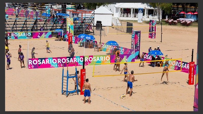 Deportistas entrenando en las canchas de voley. La Florida ha sufrido una transformación para recibir los juegos.