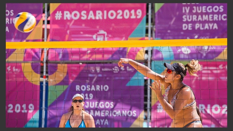 Una deportista practicando en una de las canchas.