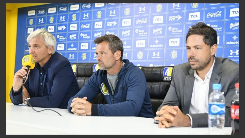 El presidente junto al vice Ricardo Carloni y el DT Diego Cocca.