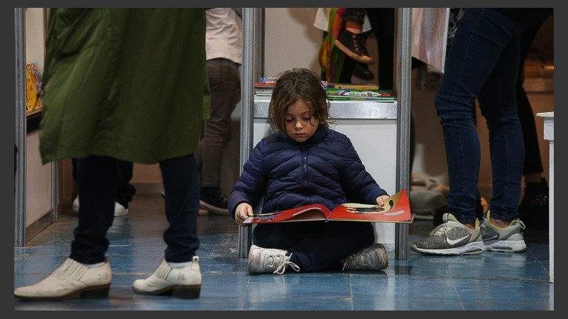 Arrancó este jueves la Feria del Libro Rosario en el Centro Cultural Roberto Fontanarrosa. 