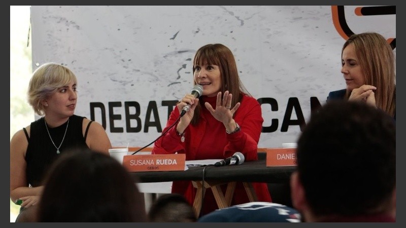 La periodista hablo en el debate en la UNR.