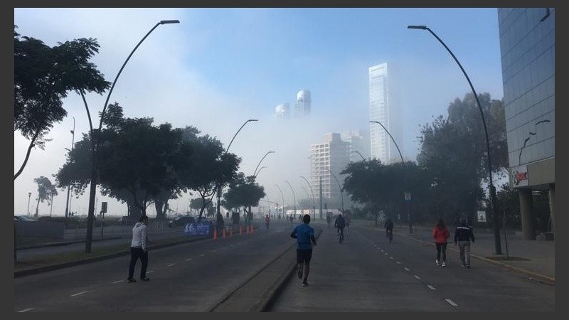 Sobre el río, una verdadera nube superficial.