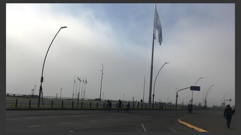 Sobre el río, una verdadera nube superficial.