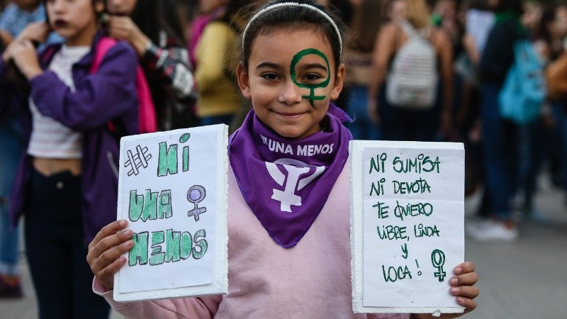 La marcha Ni una menos recorrió el centro de Rosario y terminó en el Monumento a la Bandera.