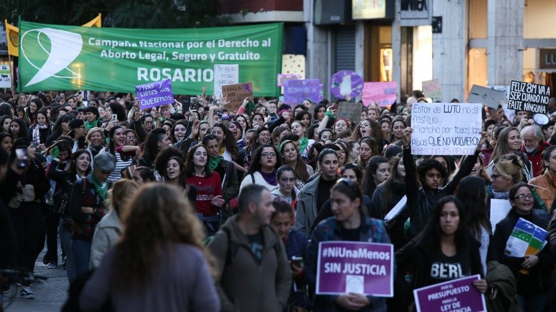 La marcha Ni una menos recorrió el centro de Rosario y terminó en el Monumento a la Bandera.