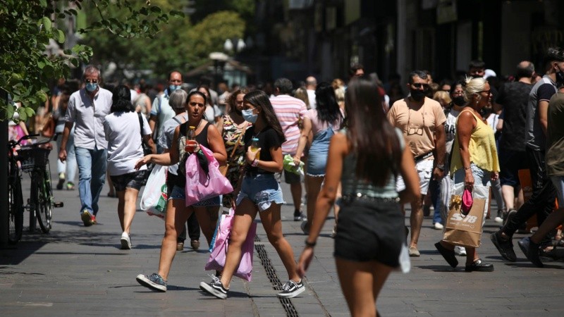 Mucha gente en las peatonales este viernes 24 de diciembre a pocas horas de Navidad.