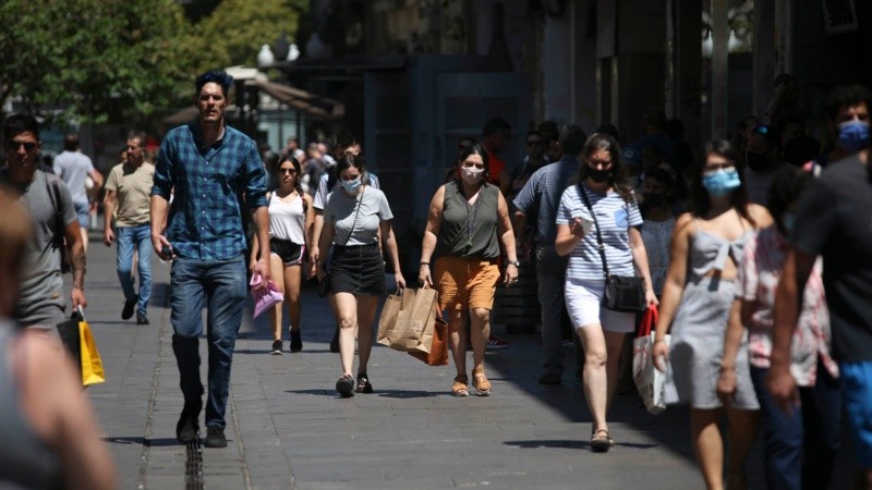 Mucha gente en las peatonales este viernes 24 de diciembre a pocas horas de Navidad.