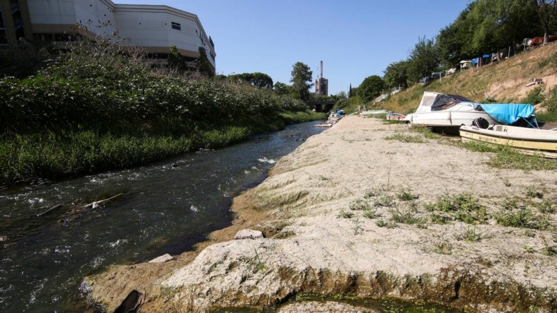 La desembocadura del arroyo Ludueña y un paisaje que sorprende por el poco caudal de agua. 