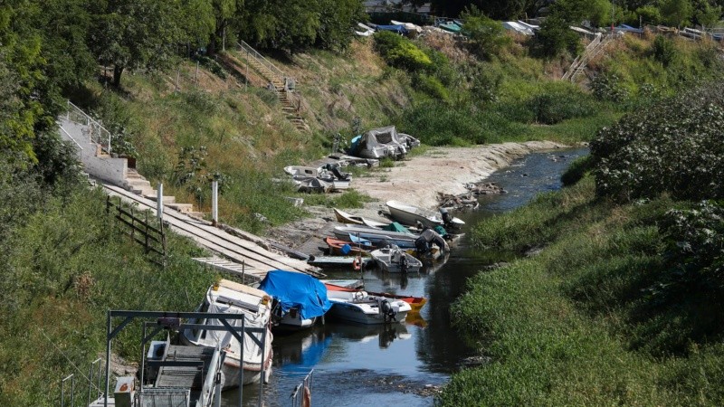 La desembocadura del arroyo Ludueña y un paisaje que sorprende por el poco caudal de agua. 