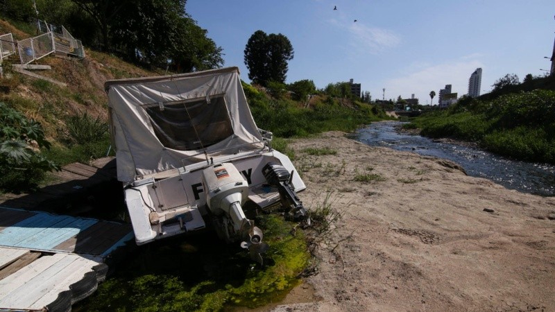 La desembocadura del arroyo Ludueña y un paisaje que sorprende por el poco caudal de agua. 