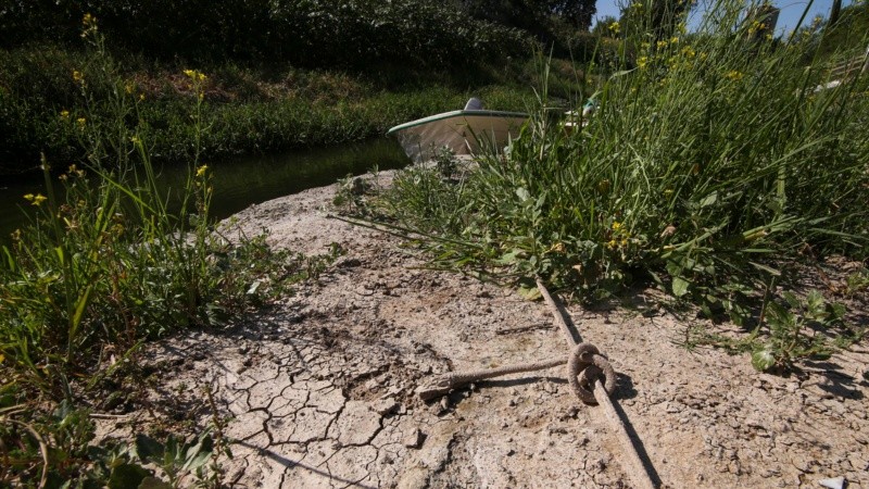 La desembocadura del arroyo Ludueña y un paisaje que sorprende por el poco caudal de agua. 