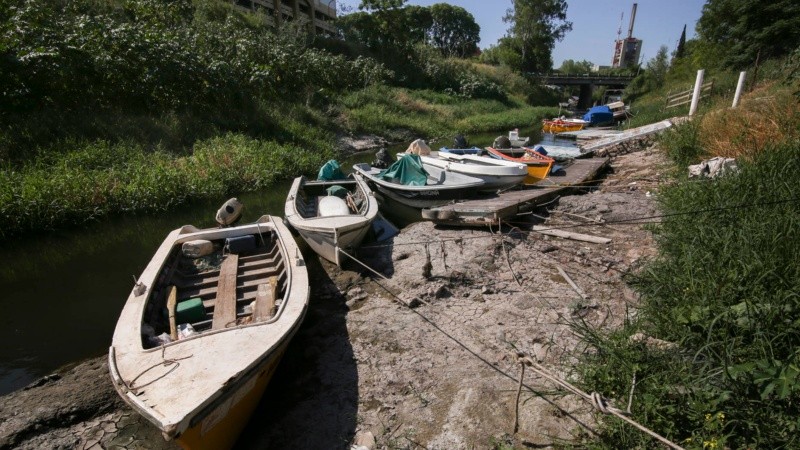 La desembocadura del arroyo Ludueña y un paisaje que sorprende por el poco caudal de agua. 