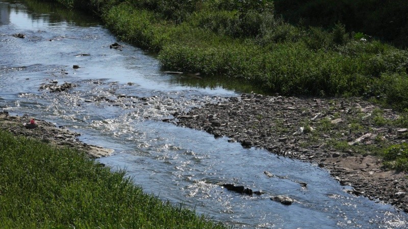 La desembocadura del arroyo Ludueña y un paisaje que sorprende por el poco caudal de agua. 