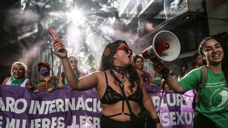 Miles de mujeres marcharon por las calles de Rosario este martes por la tarde. 