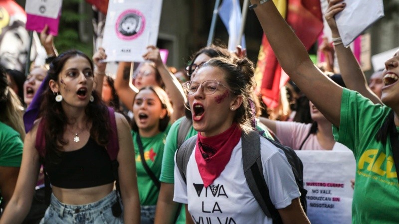 Miles de mujeres marcharon por las calles de Rosario este martes por la tarde. 