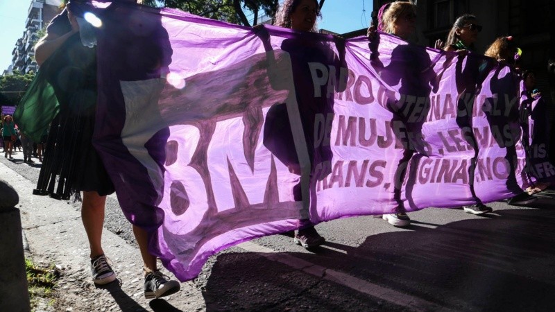 Miles de mujeres marcharon por las calles de Rosario este martes por la tarde. 