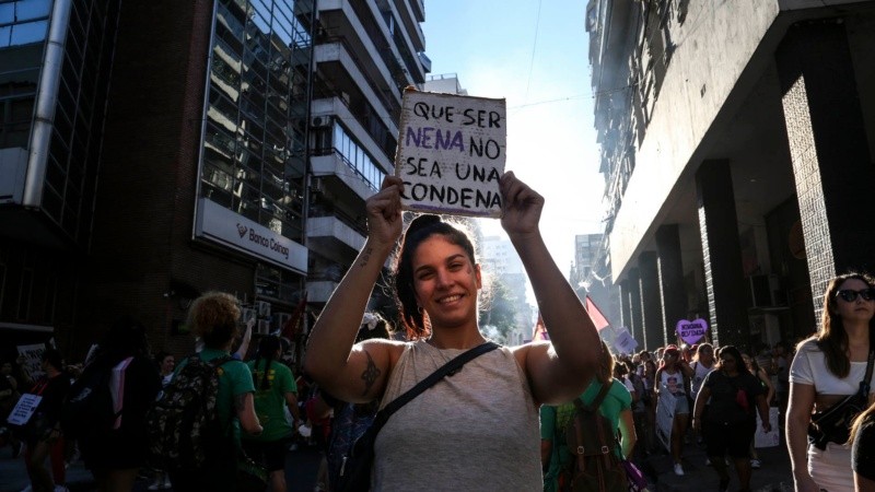 Miles de mujeres marcharon por las calles de Rosario este martes por la tarde. 