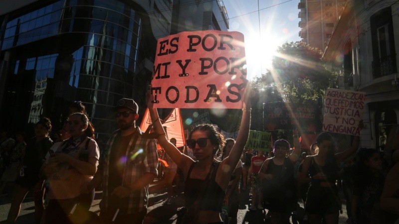 Miles de mujeres marcharon por las calles de Rosario este martes por la tarde. 