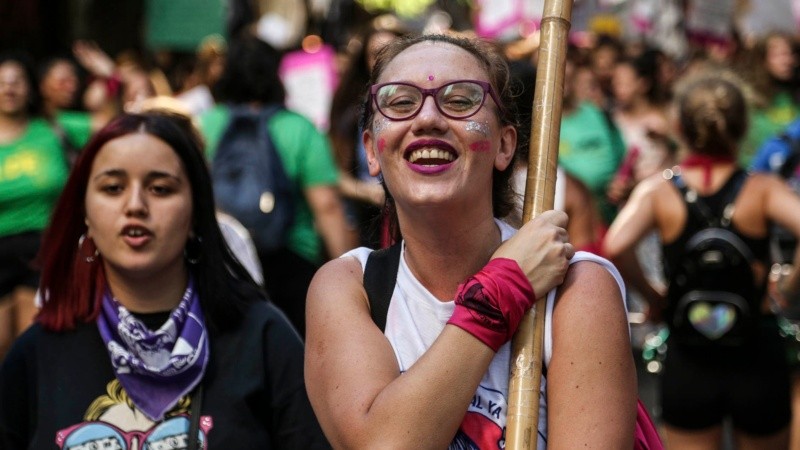 Miles de mujeres marcharon por las calles de Rosario este martes por la tarde. 