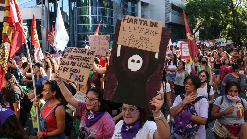 Miles de mujeres marcharon por las calles de Rosario este martes por la tarde. 