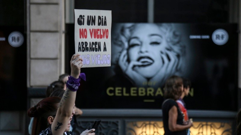 Miles de mujeres marcharon por las calles de Rosario este martes por la tarde. 