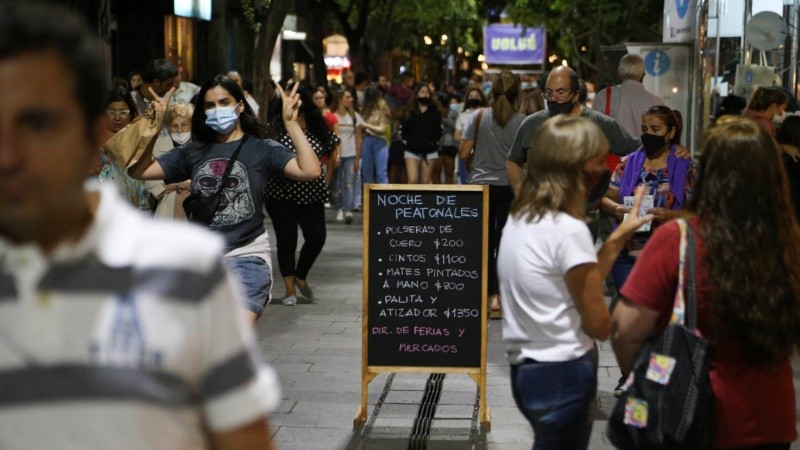 Las peatonales rosarinas repletas de gente este sábado por la noche. 