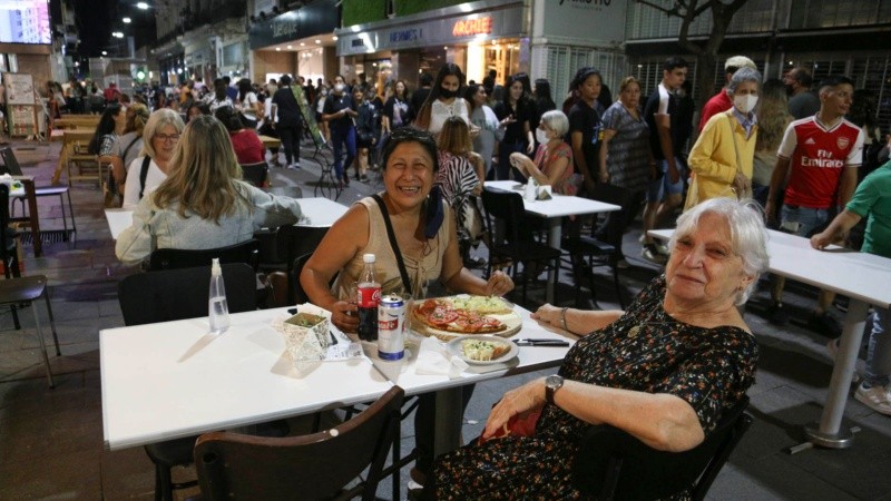 Las peatonales rosarinas repletas de gente este sábado por la noche. 