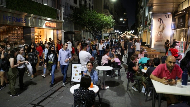 Las peatonales rosarinas repletas de gente este sábado por la noche. 