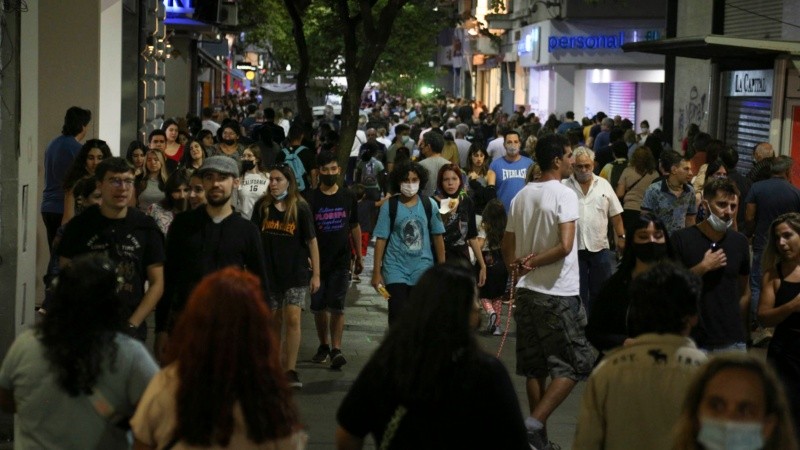 Las peatonales rosarinas repletas de gente este sábado por la noche. 