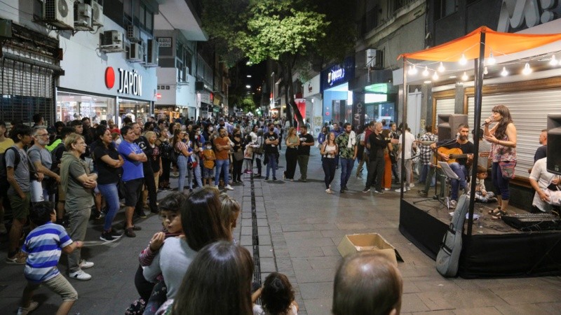 Las peatonales rosarinas repletas de gente este sábado por la noche. 