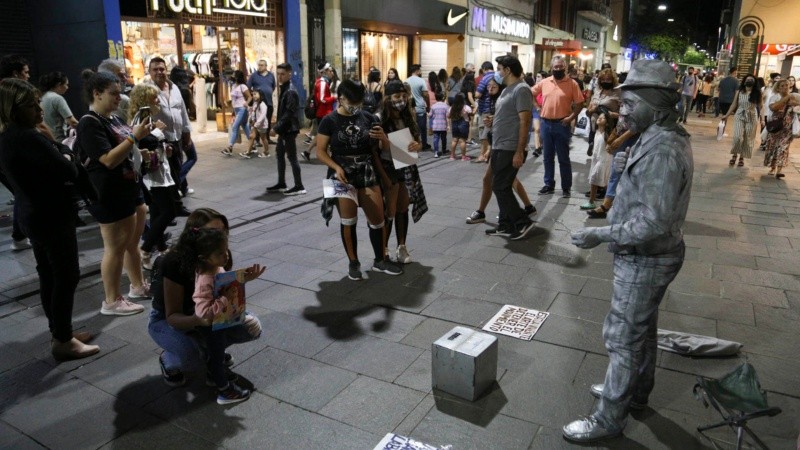 Las peatonales rosarinas repletas de gente este sábado por la noche. 