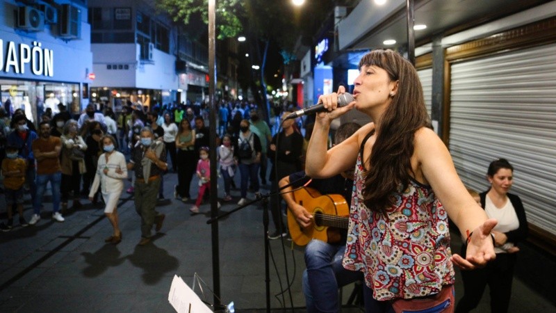 Las peatonales rosarinas repletas de gente este sábado por la noche. 