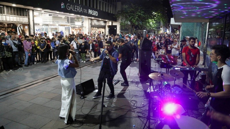 Las peatonales rosarinas repletas de gente este sábado por la noche. 