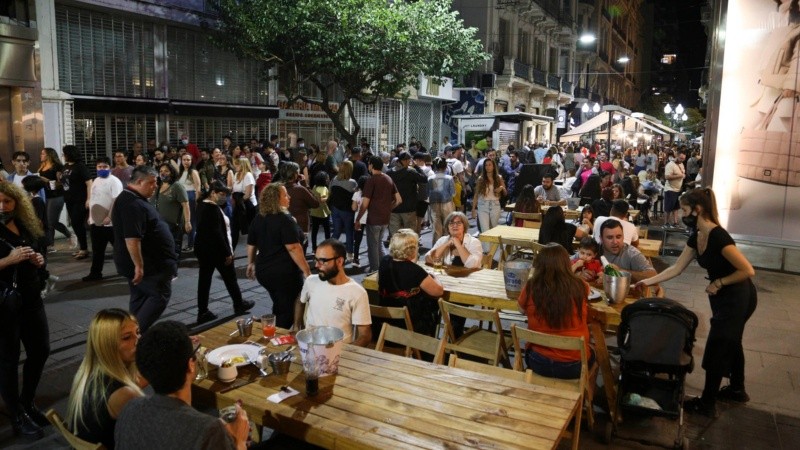 Las peatonales rosarinas repletas de gente este sábado por la noche. 