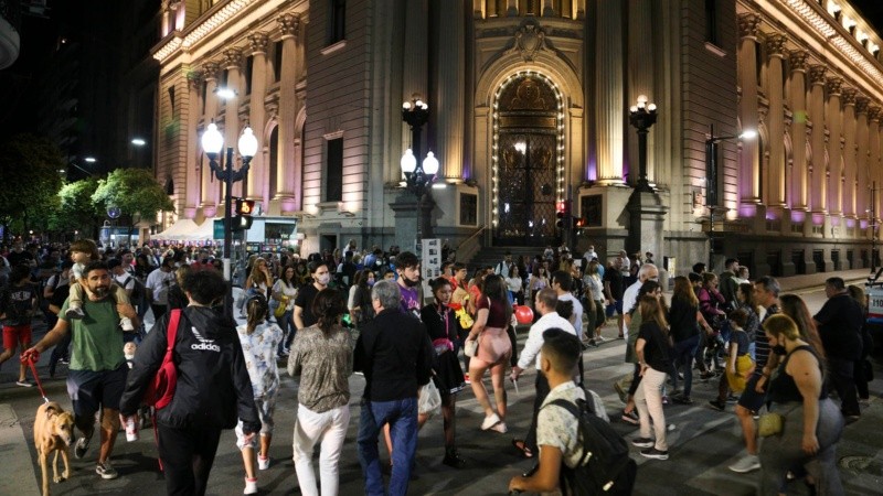 Las peatonales rosarinas repletas de gente este sábado por la noche. 