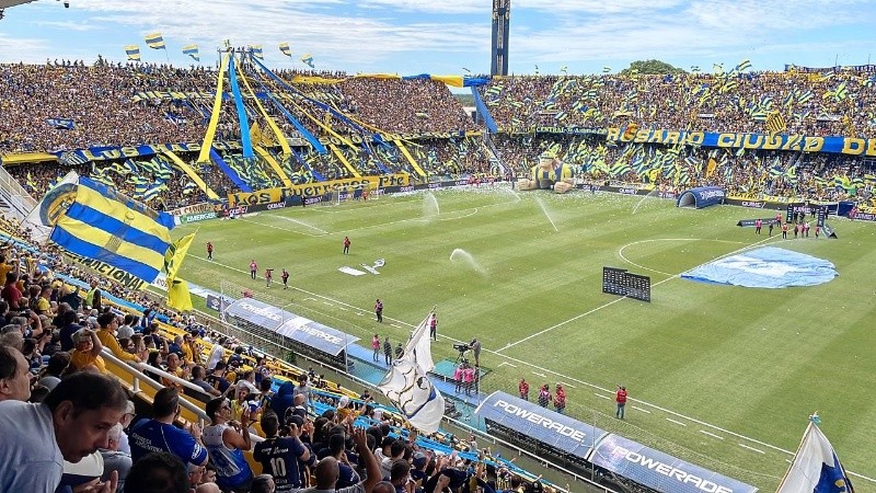 Así lucía el estadio, ya colmado, a pocos minutos del encuentro.