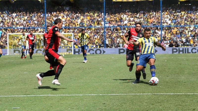 Vecchio encara entre Méndez y Lema al comienzo del partido.