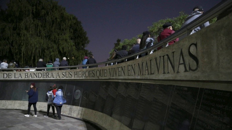 Muchas personas pasaron por el Cenotafio para recordar a los Caídos en Malvinas. 