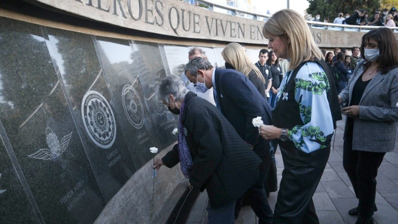 Se dejaron 40 flores en honor a los caídos en Malvinas. 