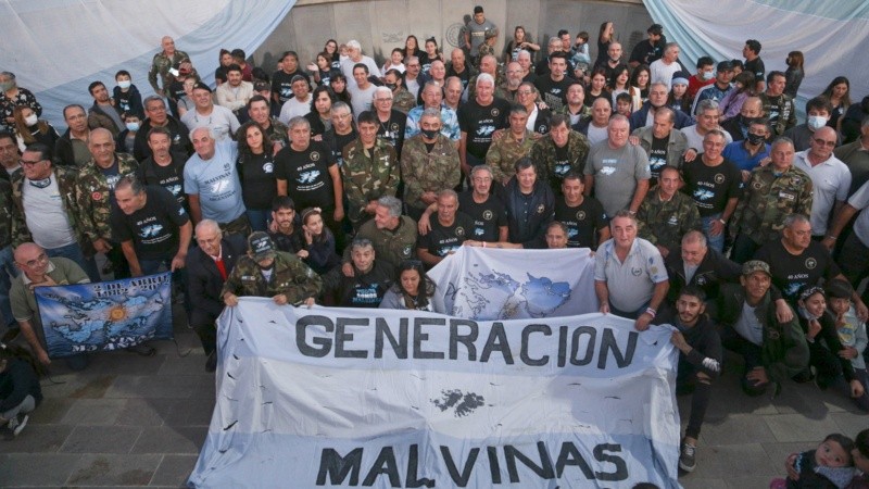 El cierre del acto, con los veteranos de guerra y los familiares que siguen el legado.