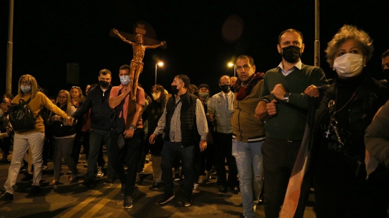 Una multitud en el inicio del Vía Crucis de barrio Rucci.