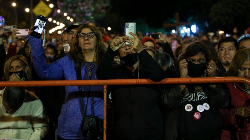 Una multitud en el inicio del Vía Crucis de barrio Rucci.