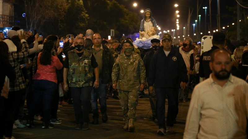 Ex combatientes y Veteranos de Malvinas acompañaron la imagen de la Virgen. 