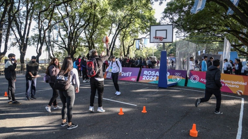 El Fan Fest de Oroño a pleno con cientos de chicos de escuelas de Rosario.