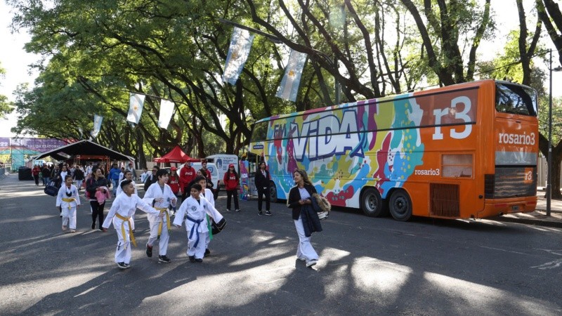 El Fan Fest de Oroño a pleno con cientos de chicos de escuelas de Rosario.