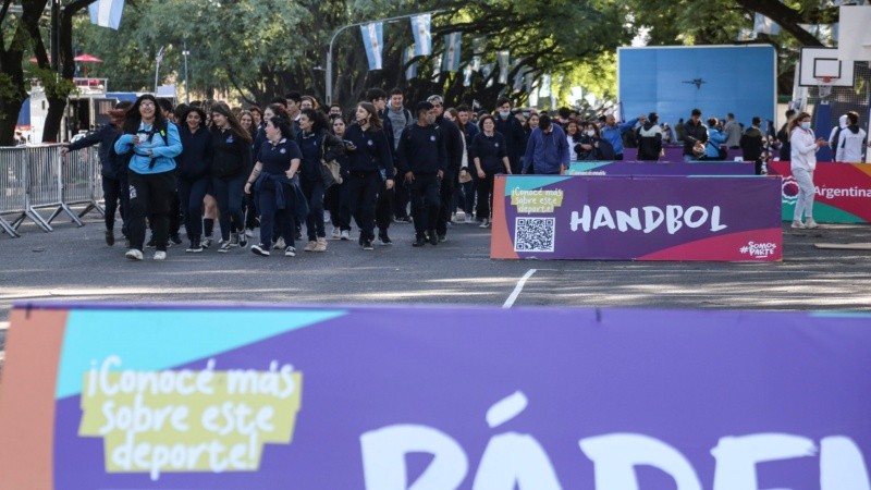 El Fan Fest de Oroño a pleno con cientos de chicos de escuelas de Rosario.