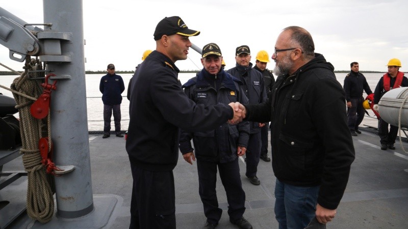 El saludo de los tripulantes con el ex combatiente.