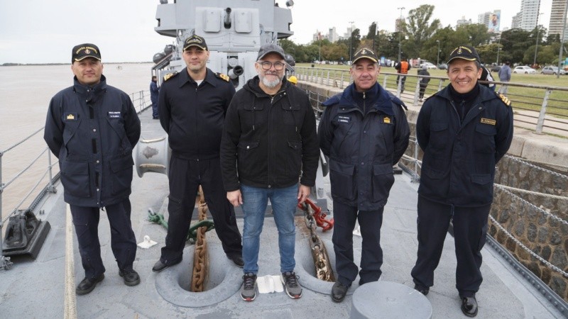 Capitán y comandantes de la Armada juntos al ex combatiente este sábado al mediodía