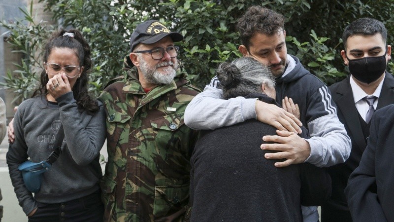 El emotivo acto en homenaje al cabo rosarino Felipe Gallo este lunes en el cementerio El Salvador.